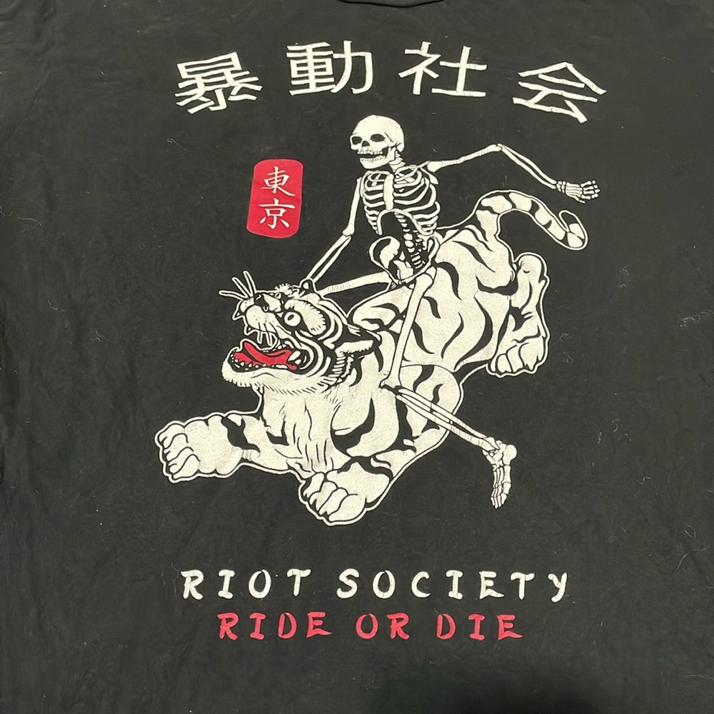 Size L riot society